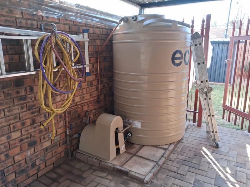 Water tank and pressure pump installation